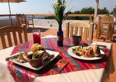 Comida típica mexicana sobre una mesa