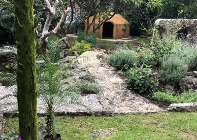 vista de un temazcal en un jardin